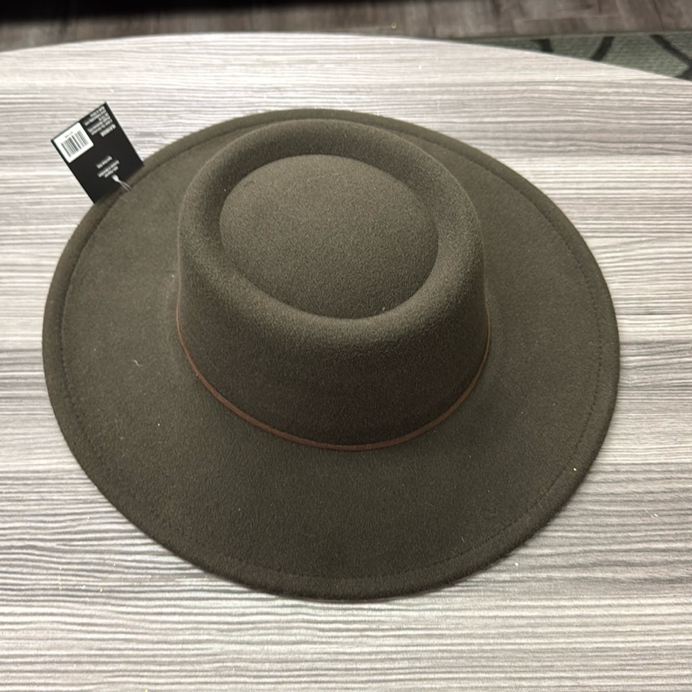Brown Felt Boater Hat w/ cord for women One Size Fit New in excellent condition